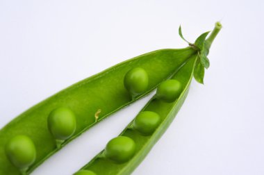 Beyaz bir arka plan üzerinde taze yeşil bezelye pod