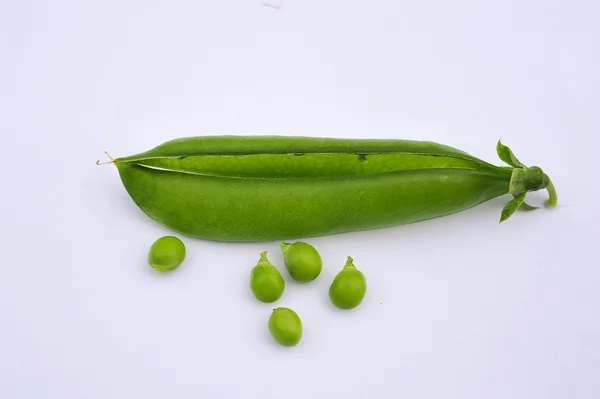 Стручок свежего зеленого горошка на белом фоне — стоковое фото