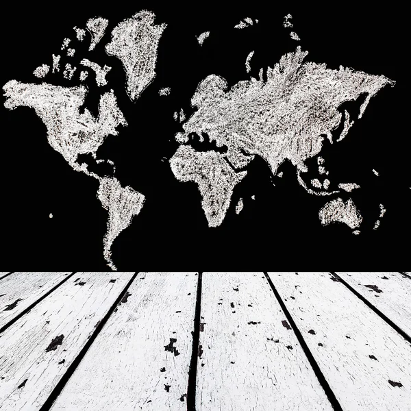 Pavimento in legno bianco e mappa del mondo su pannello di gesso nero anteriore — Foto Stock