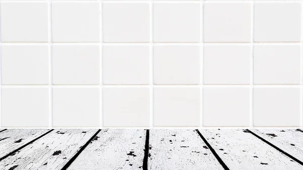 Piso de madera blanca y pequeño frente de mosaico blanco — Foto de Stock