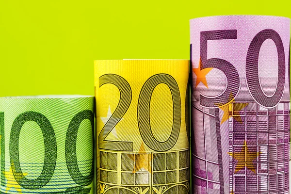 Растущие шаги, сделанные из больших банкнот евро — стоковое фото