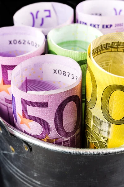 Panier en argent rempli de gros billets en euros — Photo