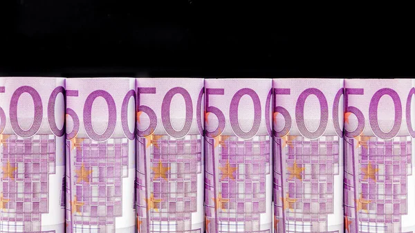 500 евро ряд на черном фоне — стоковое фото