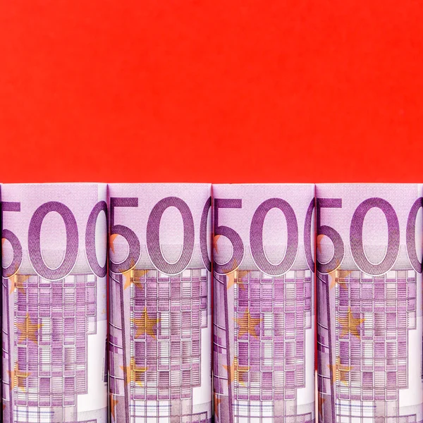 Linha de 500 euros no fundo vermelho — Fotografia de Stock