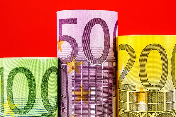 Подиум из больших банкнот евро — стоковое фото