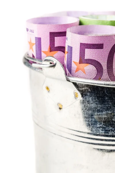 Серебряная корзина, полная больших банкнот евро — стоковое фото