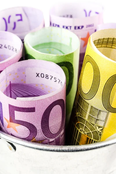 Panier en argent rempli de gros billets en euros — Photo