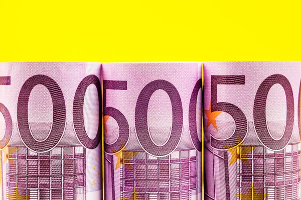 500 евро ряд на желтом фоне — стоковое фото
