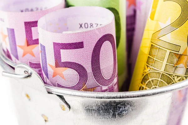 Cesta de plata llena de billetes grandes en euros — Foto de Stock