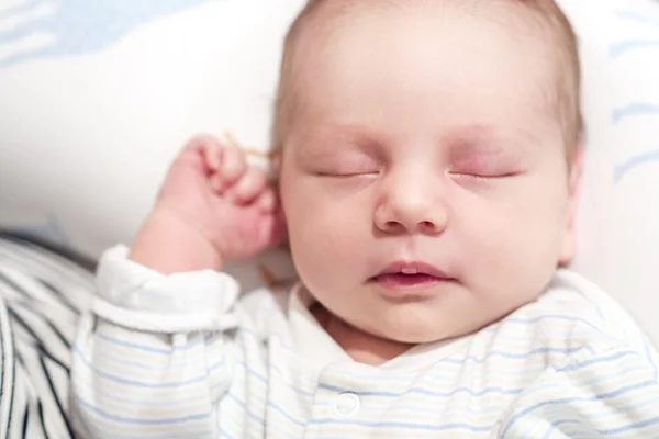 Newborn child sleeping — Stock Photo, Image
