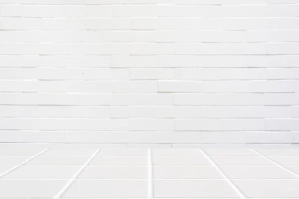 Λευκό κεραμικό μωσαϊκό πάτωμα και το λευκό τοίχο από τούβλα — Φωτογραφία Αρχείου