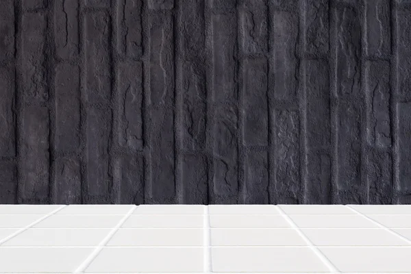 Λευκό κεραμικό ψηφιδωτό δάπεδο και μαύρο τοίχο — Φωτογραφία Αρχείου