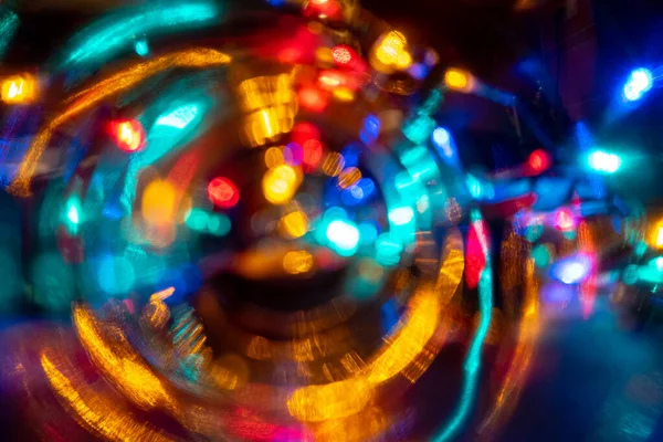 生机勃勃的色彩模糊了庆祝活动的气氛 在城市生活中 跳舞的夜灯可用作派对 圣诞节或夜市生活的主题背景 免版税图库照片