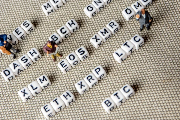 Conjunto Moedas Criptografia Populares Formando Linhas Feitas Cubos Brancos Com — Fotografia de Stock