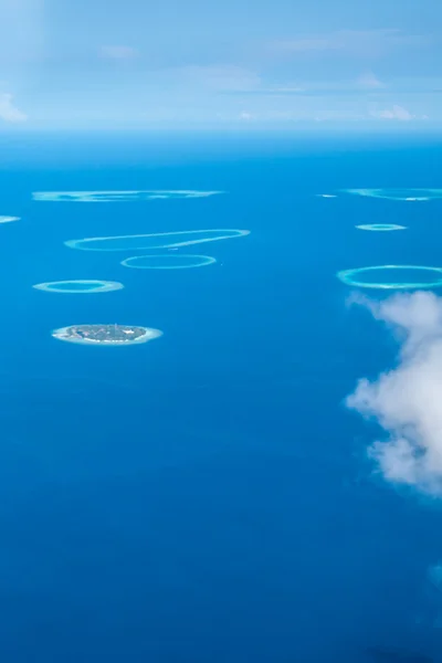 星罗棋布的小岛，马尔代夫的鸟瞰图 — 图库照片