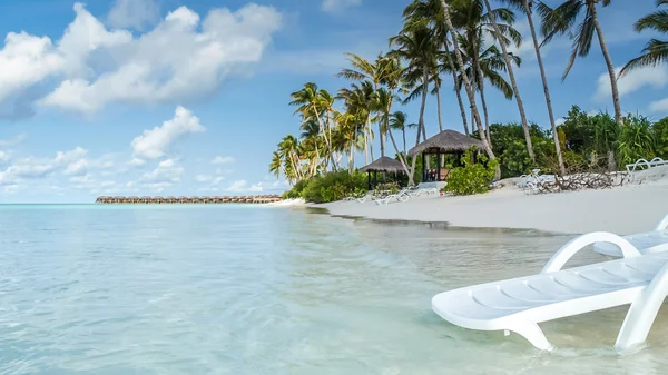 Vista de la costa de la isla de irufushi con bungalows de agua, maldivas —  Fotos de Stock