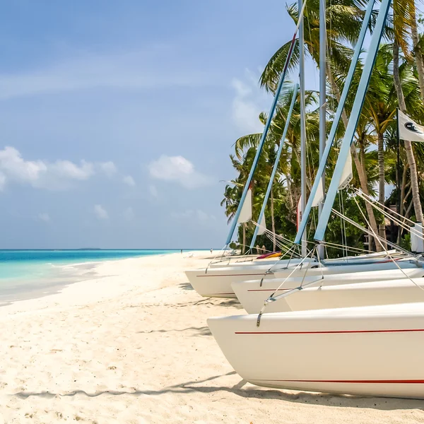 Blick auf die Küste der Insel Irufushi mit Booten, Malediven — Stockfoto