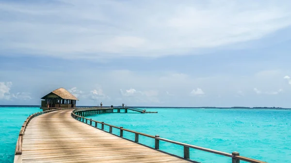 Vista de bangalô de água na ilha irufushi, maldivas — Fotografia de Stock