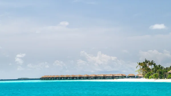 Uitzicht op de kust van irufushi eiland met een heleboel water bungalows, Maldiven — Stockfoto