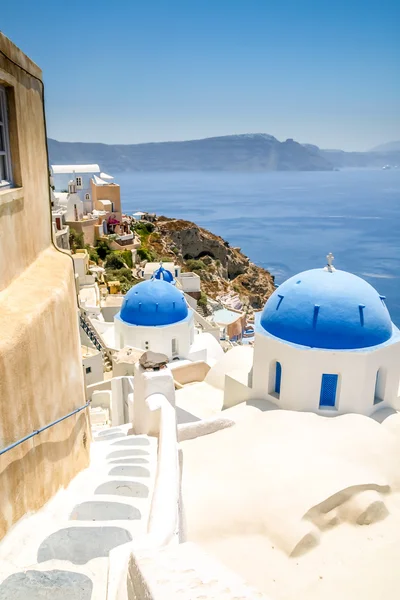 Vista di oia in santorini e parte della caldera, chiesa blu — Foto Stock