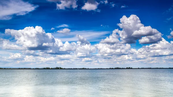 Bonitas nubes rodando sobre el río Danubio —  Fotos de Stock
