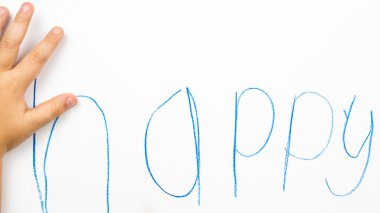 çocuk mutlu yazma kağıt üzerinde düşük harfler