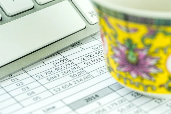 Conceito de negócio, teclado, plano financeiro e chá na mesa — Fotografia de Stock