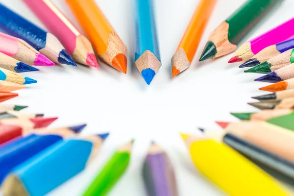 Ramo de lápices diferentes y multicolores que forman el corazón sobre fondo blanco — Foto de Stock