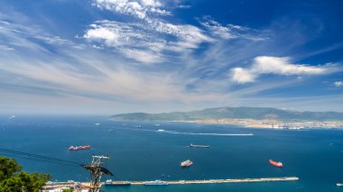 Deniz ve sahil Cebelitarık dağın tepesinden görünümü