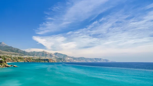 Vista de la costa y el mar en nerja, España — Foto de Stock
