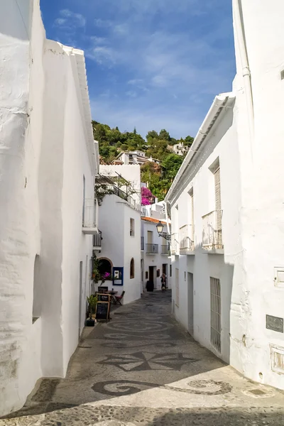 Vista de una calle en frigiliana, pueblo blanco, España — Foto de Stock