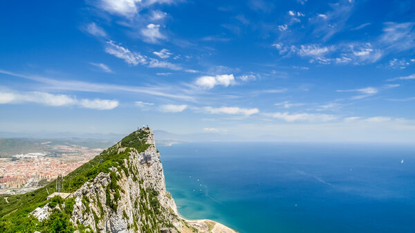 Вид на море и вершину горы над Гибралтаром, побережье Африки сзади
