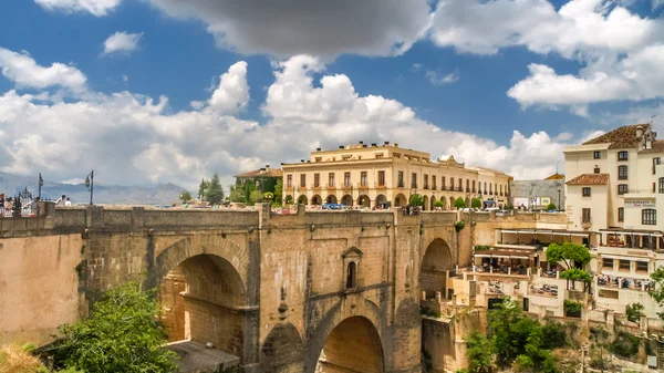 Udsigt over bygninger over klippen i ronda, Spanien - Stock-foto