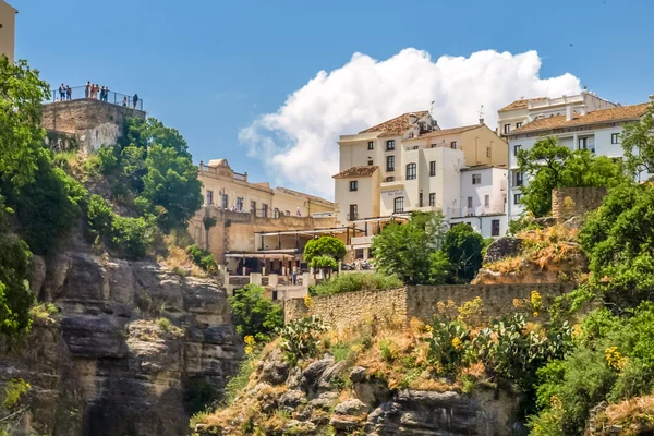 Udsigt over bygninger over klippen i ronda, Spanien - Stock-foto