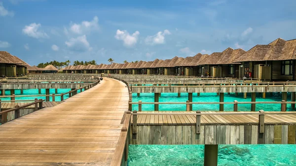 Caminho de madeira para os bungalows na ilha irufushi, maldivas — Fotografia de Stock