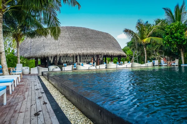 Vista de un restaurante en Maldivas con el techo de paja, isla de irufushi —  Fotos de Stock