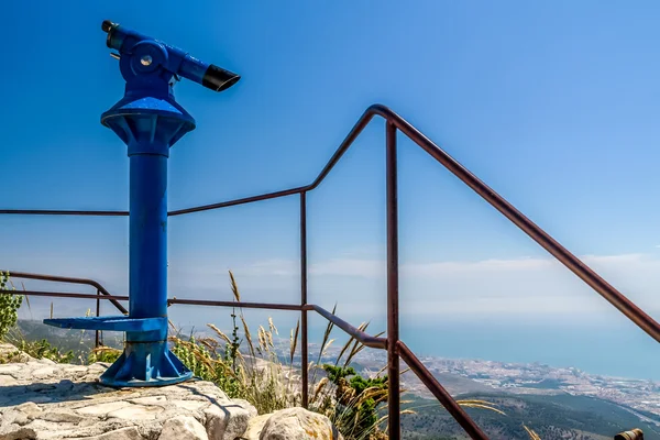 Binoculares azules y una vista de la costa y el mar — Foto de Stock