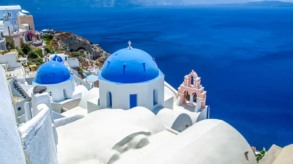 Vista di oia in santorini e parte della caldera, chiesa blu — Foto Stock