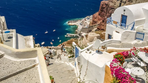 Vista de oia en santorini y una parte del puerto — Foto de Stock