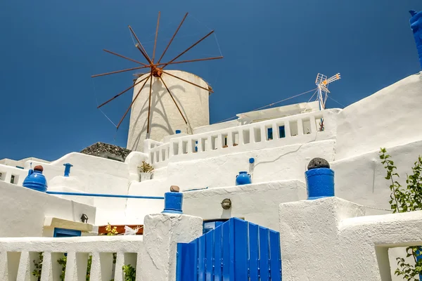 View of oia in santorini with an old mill — Stock Photo, Image