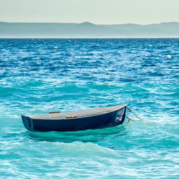Pequeño barco azul está viendo las olas en el mediterreano — Foto de Stock