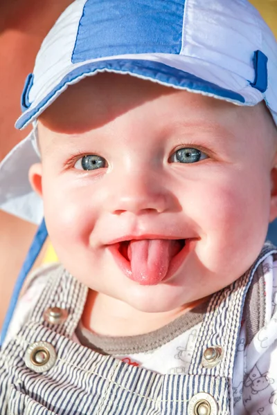 Chlapeček je střílí jazykem na lidi — Stock fotografie