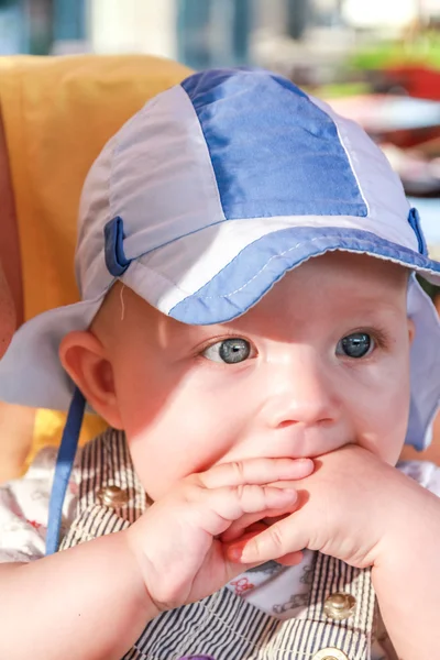 Niño está metiendo su dedo en su boca —  Fotos de Stock