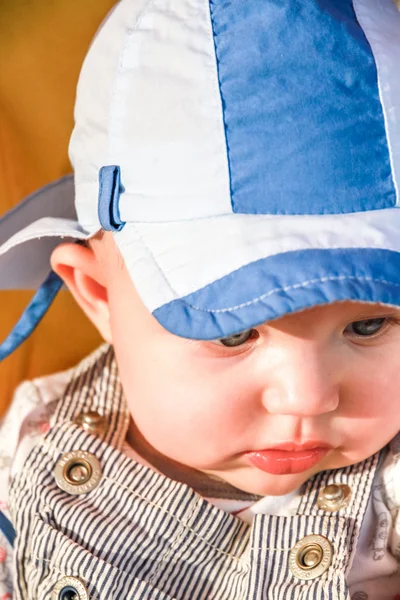 Bebé niño está viendo algo en el suelo —  Fotos de Stock