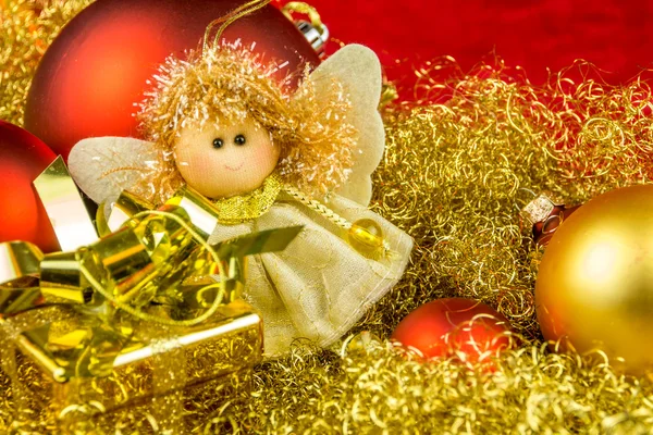 Christmas gift, angel and balls on gloden background — Stock Photo, Image