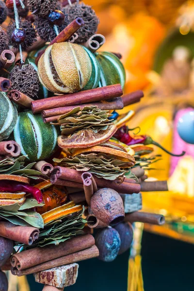 芳香族和多彩多姿的装饰站在圣诞市场 — 图库照片