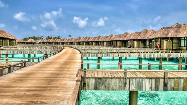 Vista de bungalows de agua en paraíso tropical —  Fotos de Stock