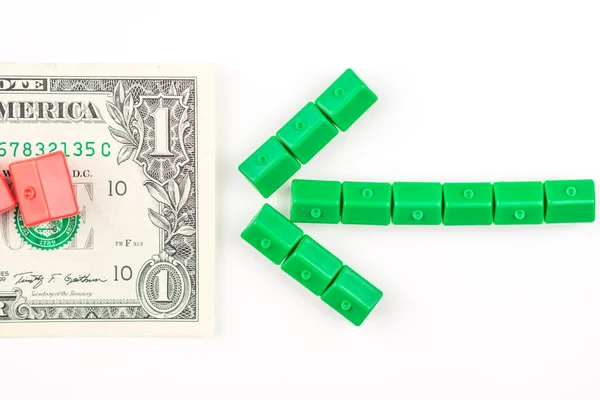 Pilen i miniatur gröna hus är riktad till dollar sedeln — Stockfoto