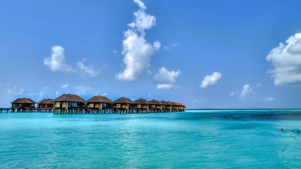 Vista de bungalows de agua en paraíso tropical —  Fotos de Stock