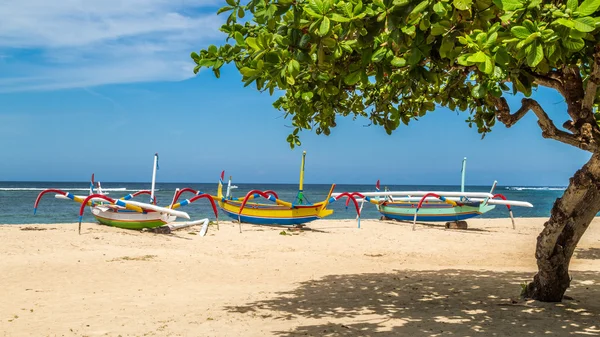 Beach in bali, three boats ready to sail — Stock Photo, Image